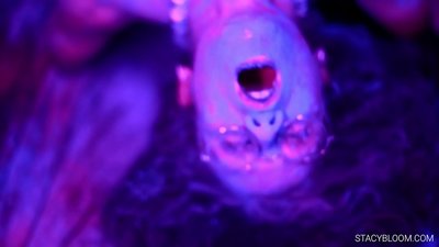 ကလေးသည် ကင်မရာတွင် တစ်ကိုယ်ရည်အာသာဖြေဖြေပြီး သူမကိုယ်သူမ အော်ဂဇင်သို့ ယူဆောင်လာသည်။